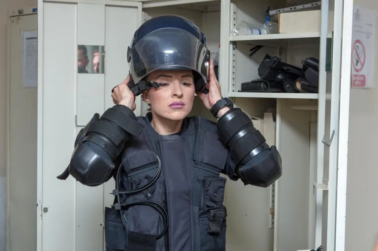 Policajka koja je hrabro stala pred zločeste dečke navijačih tribina na incidentnom finalu Kupa i Vinkovcima