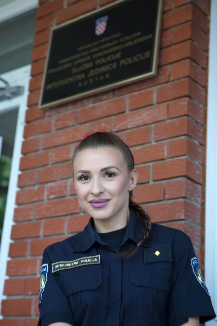 Policajka koja je hrabro stala pred zločeste dečke navijačih tribina na incidentnom finalu Kupa i Vinkovcima