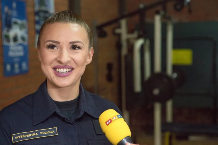 ONA BEZ PROBLEMA HULIGANE DOVEDE U RED: Njezin hod ispred kolone BBB-a zapamtila je cijela Hrvatska