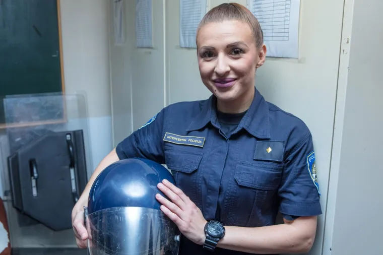 Jadranku Šarić, 31-godišnju pripadnicu interventne policije PU vukovarsko-srijemske hrvatska je javnost uočila uoči utamice finala nogometnog kupa u Vinkovcima između Dinama i Hajduka. Tada je hodala ispred kolone Bad Blue Boysa održavajući red.