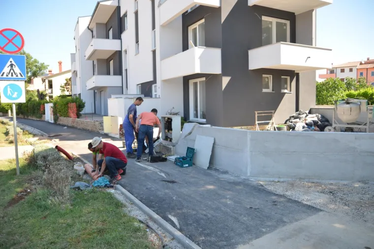 U prometnoj nesreći koja se dogodila u subotu oko 2,00 sata u ulici SAD smrtno su stradala dva mu&scaron;karca, 47-godi&scaron;nji hrvatski državljanin i 43-godi&scaron;nji državljanin Makedonije. Nesreća se dogodila kada je 47-godi&scaron;njak zbog neprilagođene brzine izgubio nadzor nad vozilom, pre&scaron;ao na suprotnu kolničku traku, nakon čega je udario u povi&scaron;eni rubnik, a potom u zano&scaron;enju izletio van kolnika gdje je udario u metalni stup javne rasvjete, razvodni ormarić za struju te betonski ogradni zid kuće.