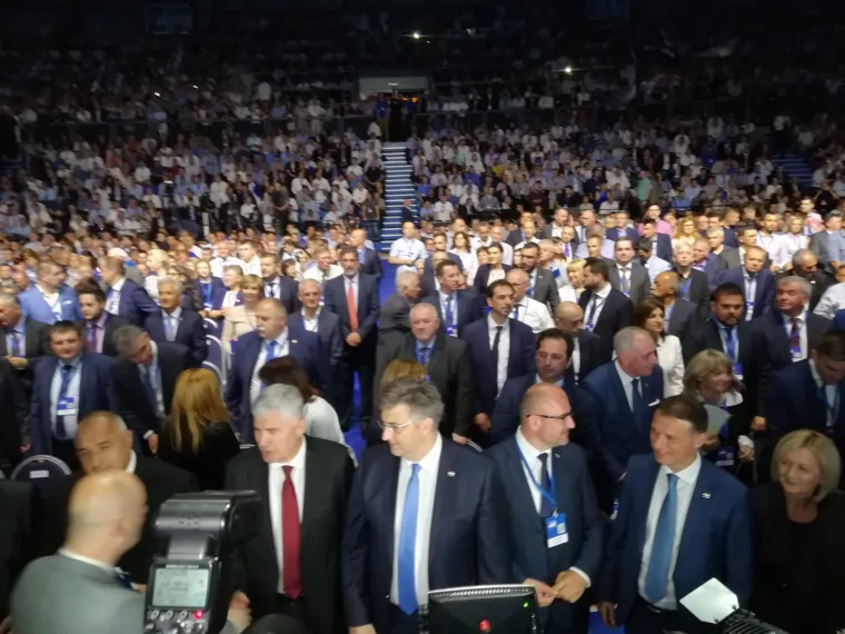 Kako javlja reporter RTL-a Petar Panjkota, ni zastava se ne vijori onoliko koliko ih je znalo biti na prija&scaron;njim saborima HDZ-a