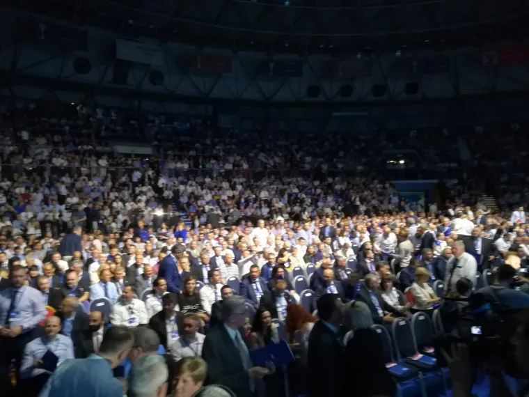 Kako javlja reporter RTL-a Petar Panjkota, ni zastava se ne vijori onoliko koliko ih je znalo biti na prija&scaron;njim saborima HDZ-a