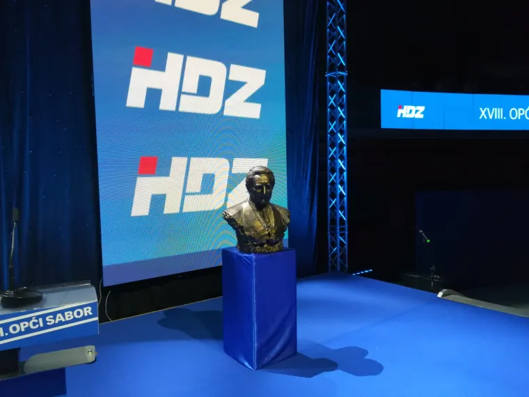 Kako javlja reporter RTL-a Petar Panjkota, ni zastava se ne vijori onoliko koliko ih je znalo biti na prija&scaron;njim saborima HDZ-a