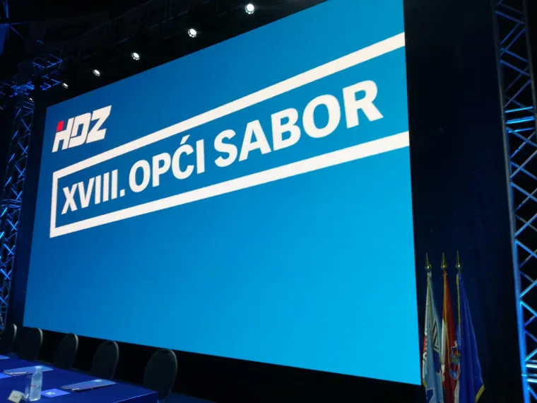 Kako javlja reporter RTL-a Petar Panjkota, ni zastava se ne vijori onoliko koliko ih je znalo biti na prija&scaron;njim saborima HDZ-a