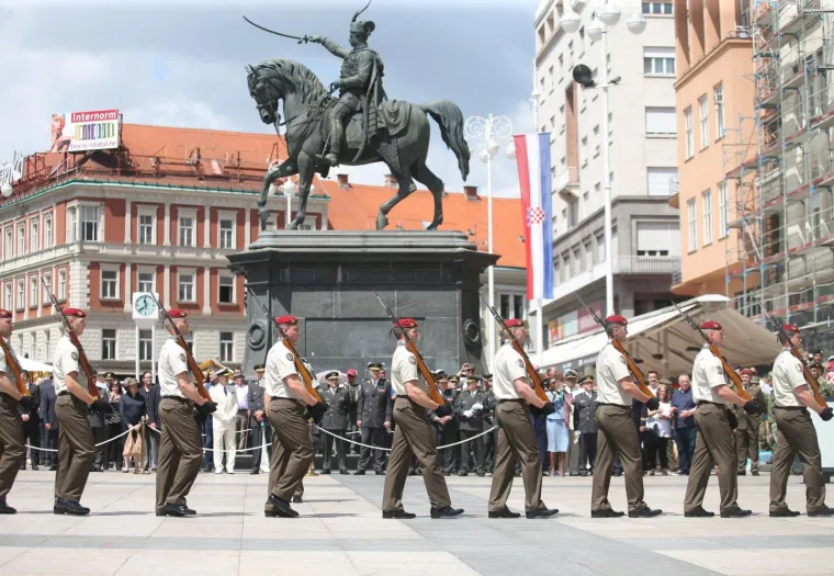 Počasno za&scaron;titna bojna održala prikaz ceremonijalnih radnji na Trgu bana Jelačića