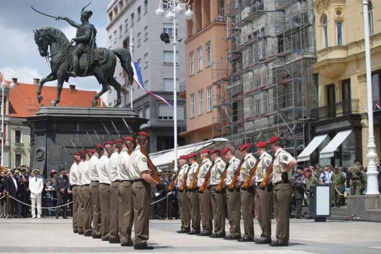 Počasno za&scaron;titna bojna održala prikaz ceremonijalnih radnji na Trgu bana Jelačića