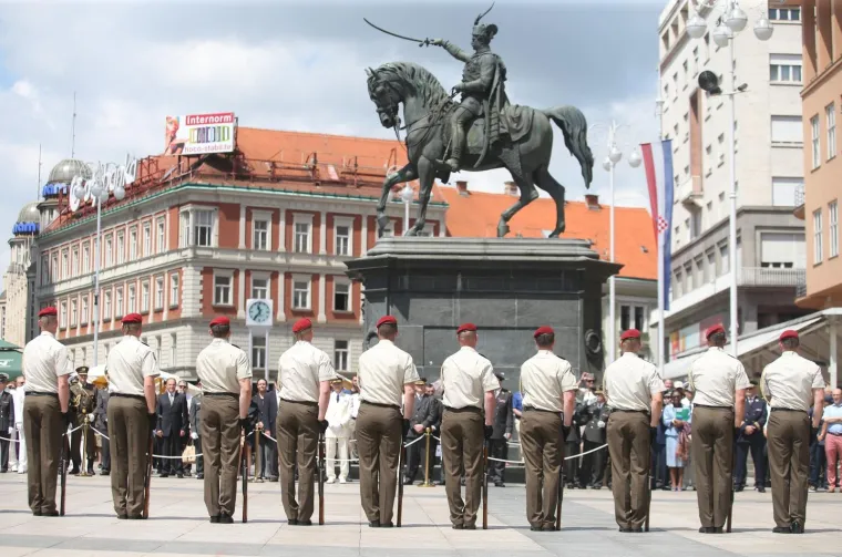 Počasno za&scaron;titna bojna održala prikaz ceremonijalnih radnji na Trgu bana Jelačića