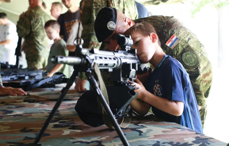 Pištolji, puške, rakete, helikopteri, radari...pogledajte što je sve Hrvatska vojska prezentirala na Jarunu