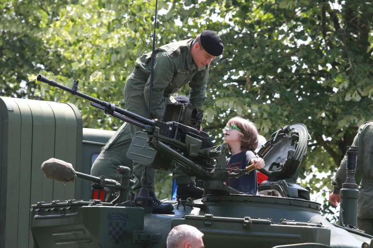 Pi&scaron;tolji, pu&scaron;ke, rakete, helikopteri, radari...pogledajte &scaron;to je sve Hrvatska vojska prezentirala na Jarunu