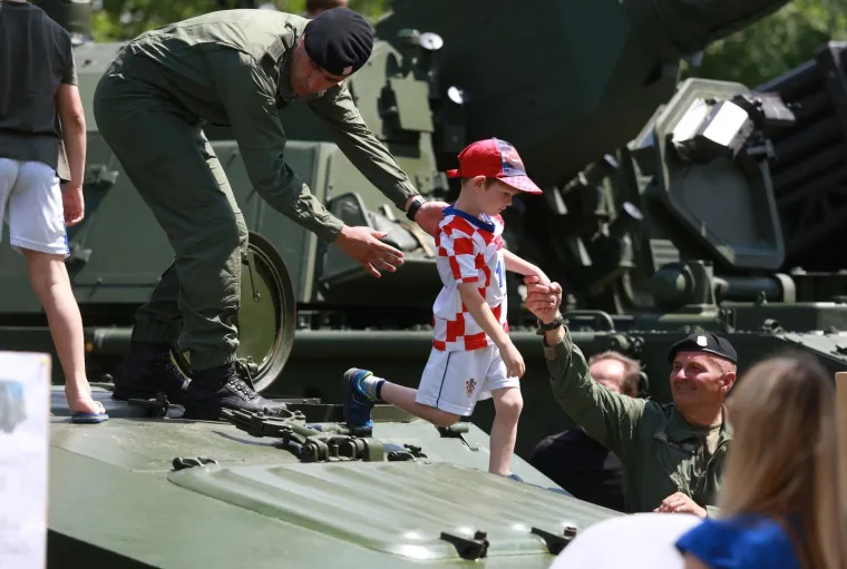 Pi&scaron;tolji, pu&scaron;ke, rakete, helikopteri, radari...pogledajte &scaron;to je sve Hrvatska vojska prezentirala na Jarunu