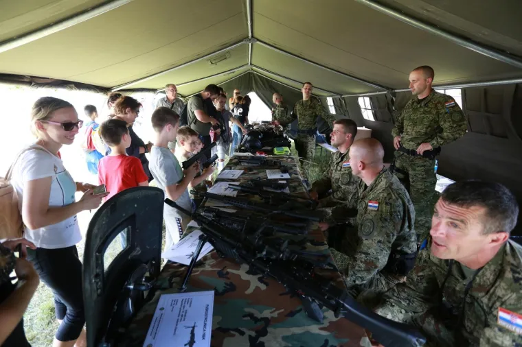 Pi&scaron;tolji, pu&scaron;ke, rakete, helikopteri, radari...pogledajte &scaron;to je sve Hrvatska vojska prezentirala na Jarunu