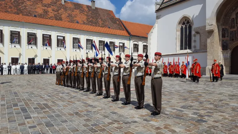 Dan Oružanih snaga RH: pogledajte smjenu počasne straže na Markovom trgu