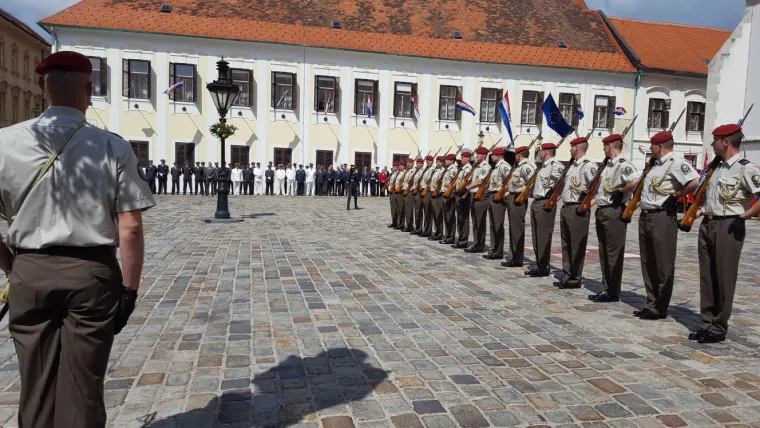 Dan Oružanih snaga RH: pogledajte smjenu počasne straže na Markovom trgu