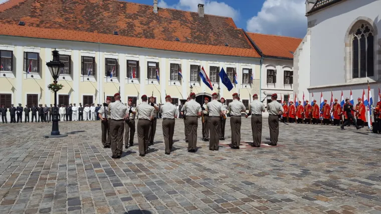 Dan Oružanih snaga RH: pogledajte smjenu počasne straže na Markovom trgu
