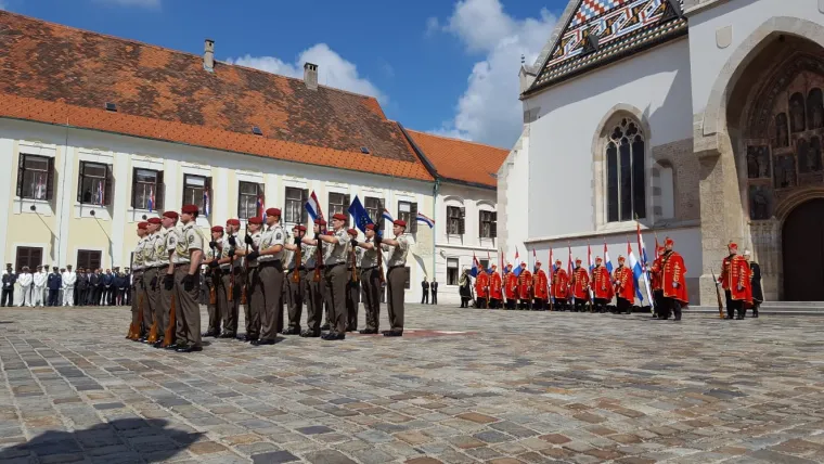 Dan Oružanih snaga RH: pogledajte smjenu počasne straže na Markovom trgu