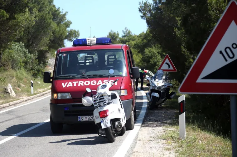 Jedna osoba smrtno stradala u slijetanju vozila s ceste na Murteru