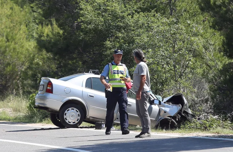 Jedna osoba smrtno stradala u slijetanju vozila s ceste na Murteru