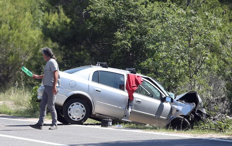 Jedna osoba smrtno stradala u slijetanju vozila s ceste na Murteru