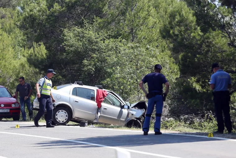 Jedna osoba smrtno stradala u slijetanju vozila s ceste na Murteru