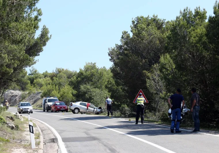 Jedna osoba smrtno stradala u slijetanju vozila s ceste na Murteru