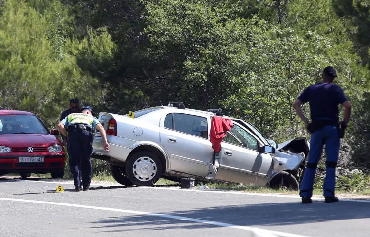 Jedna osoba smrtno stradala u slijetanju vozila s ceste na Murteru