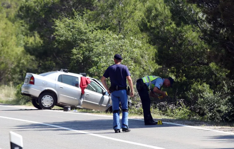 Jedna osoba smrtno stradala u slijetanju vozila s ceste na Murteru