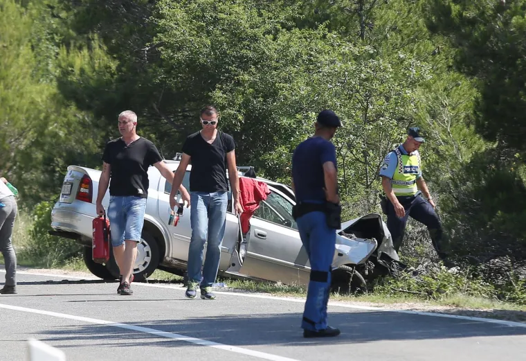 Jedna osoba smrtno stradala u slijetanju vozila s ceste na Murteru