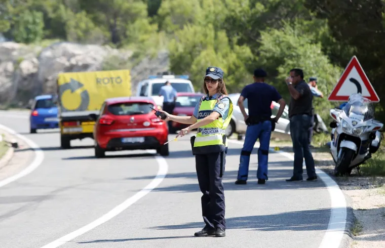 Jedna osoba smrtno stradala u slijetanju vozila s ceste na Murteru
