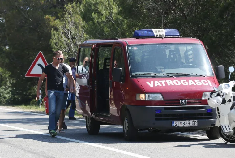 Jedna osoba smrtno stradala u slijetanju vozila s ceste na Murteru