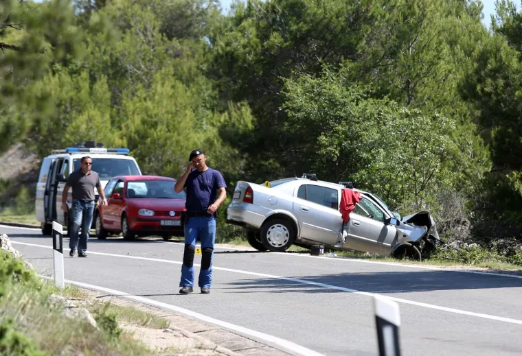Jedna osoba smrtno stradala u slijetanju vozila s ceste na Murteru