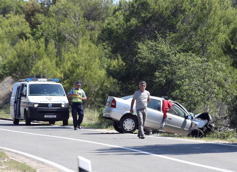 Jedna osoba smrtno stradala u slijetanju vozila s ceste na Murteru
