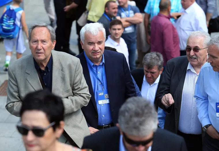 SABOR HDZ-a U CIBONI: Dvorana ovacijama dočekala predsjednika stranke Plenkovića