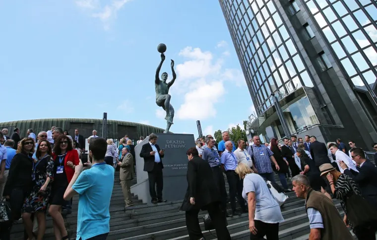 SABOR HDZ-a U CIBONI: Dvorana ovacijama dočekala predsjednika stranke Plenkovića