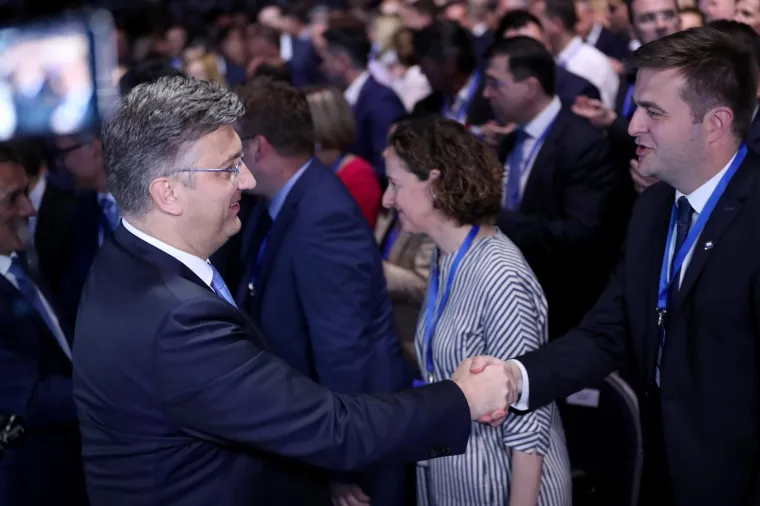 SABOR HDZ-a U CIBONI: Dvorana ovacijama dočekala predsjednika stranke Plenkovića