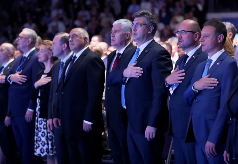 SABOR HDZ-a U CIBONI: Dvorana ovacijama dočekala predsjednika stranke Plenkovića