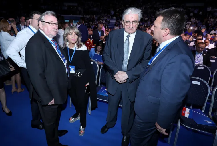 SABOR HDZ-a U CIBONI: Dvorana ovacijama dočekala predsjednika stranke Plenkovića