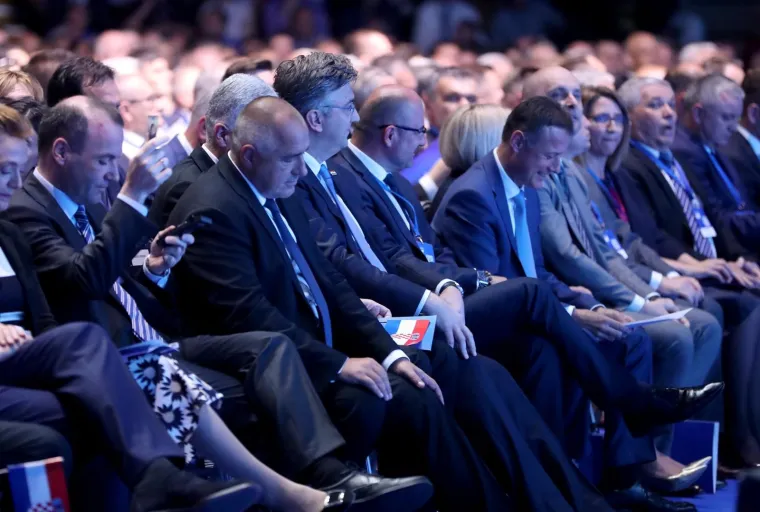 SABOR HDZ-a U CIBONI: Dvorana ovacijama dočekala predsjednika stranke Plenkovića