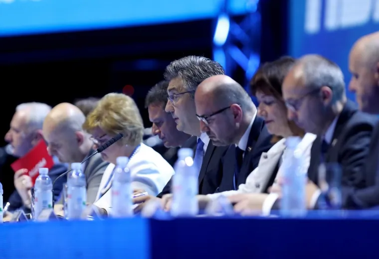 SABOR HDZ-a U CIBONI: Dvorana ovacijama dočekala predsjednika stranke Plenkovića