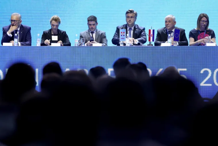 SABOR HDZ-a U CIBONI: Dvorana ovacijama dočekala predsjednika stranke Plenkovića