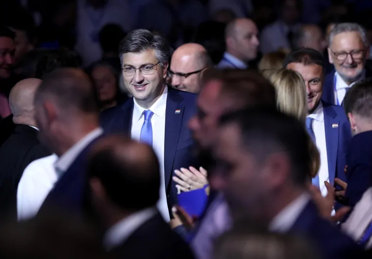 SABOR HDZ-a U CIBONI: Dvorana ovacijama dočekala predsjednika stranke Plenkovića