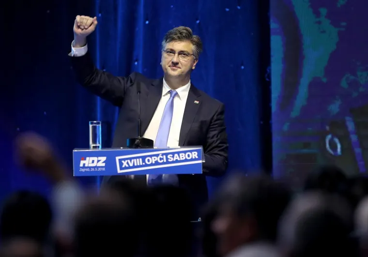 Pred nekoliko tisuća izaslanika i sudionika, u Zagrebu je u subotu počeo Opći izvje&scaron;tajni sabor HDZ-a na kojemu će stranka donijeti novi Statut, a predsjednik HDZ-a Andrej Plenković podnijeti izvje&scaron;će o radu stranke između dvaju sabora.