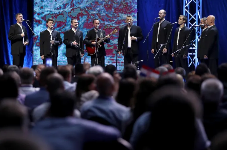 SABOR HDZ-a U CIBONI: Dvorana ovacijama dočekala predsjednika stranke Plenkovića