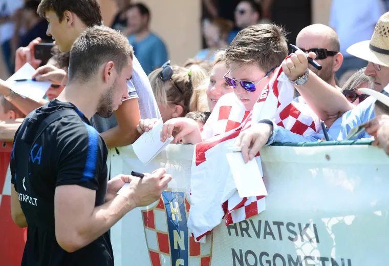 NAVIJAČI NAHRUPILI NA TRENING VATRENIH: Mandžukić, Rakitić, Ćorluka i ostali reprezentativci odu&scaron;evili svoje obožavatelje