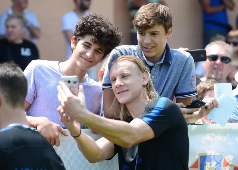 NAVIJAČI NAHRUPILI NA TRENING VATRENIH: Mandžukić, Rakitić, Ćorluka i ostali reprezentativci odu&scaron;evili svoje obožavatelje