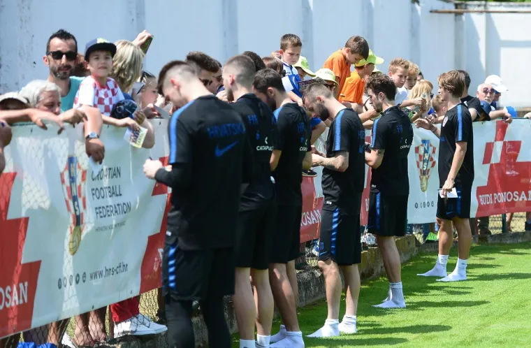 NAVIJAČI NAHRUPILI NA TRENING VATRENIH: Mandžukić, Rakitić, Ćorluka i ostali reprezentativci odu&scaron;evili svoje obožavatelje