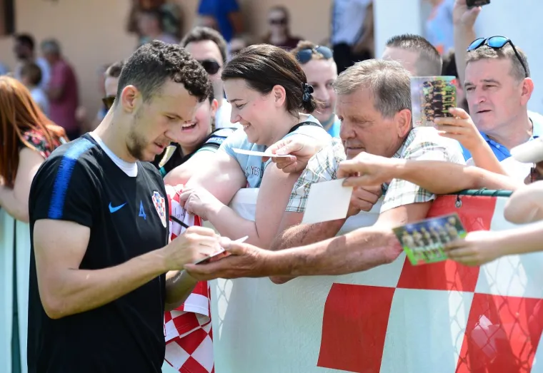 NAVIJAČI NAHRUPILI NA TRENING VATRENIH: Mandžukić, Rakitić, Ćorluka i ostali reprezentativci odu&scaron;evili svoje obožavatelje