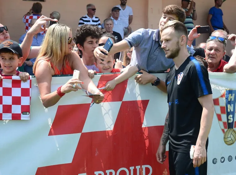 NAVIJAČI NAHRUPILI NA TRENING VATRENIH: Mandžukić, Rakitić, Ćorluka i ostali reprezentativci odu&scaron;evili svoje obožavatelje