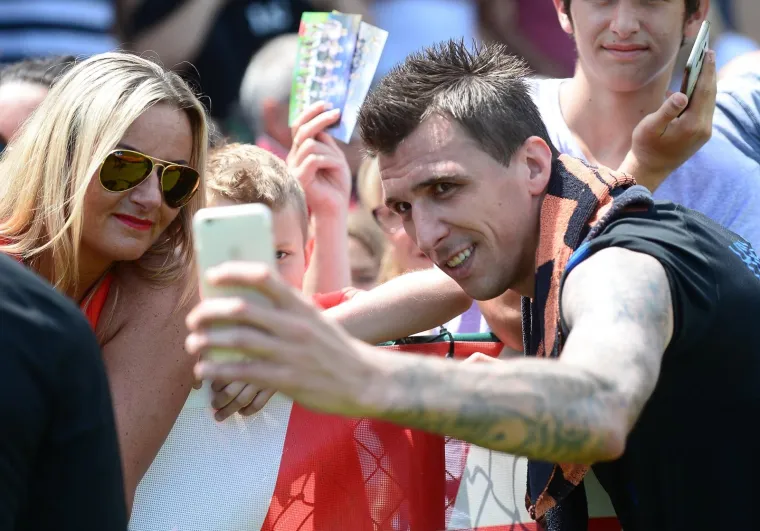 NAVIJAČI NAHRUPILI NA TRENING VATRENIH: Mandžukić, Rakitić, Ćorluka i ostali reprezentativci odu&scaron;evili svoje obožavatelje