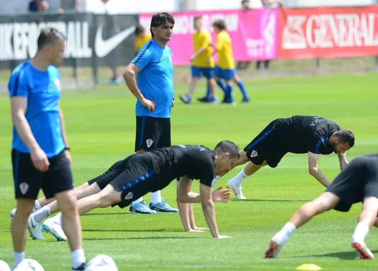 NAVIJAČI NAHRUPILI NA TRENING VATRENIH: Mandžukić, Rakitić, Ćorluka i ostali reprezentativci odu&scaron;evili svoje obožavatelje